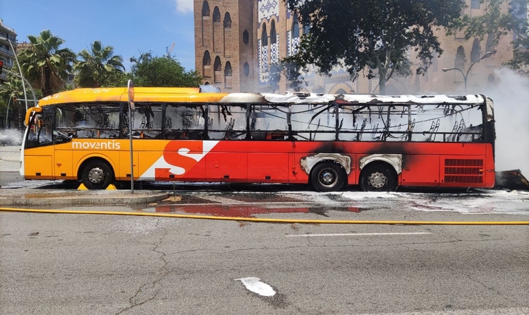 Un autobús de la companyia Moventis cremat davant l'edifici de la Monumental, a Barcelona.