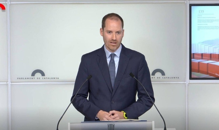 El portavoz del Partido Popular al Parlamento de Cataluña, Juan Fernández, en una rueda de prensa en el Parlamento, hablando delante del micrófono.