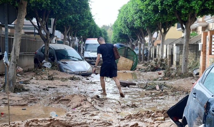 Un home camina pels carrers de Picanya, prop de València, plens de fang arran de les pluges torrencials i les inundacions.