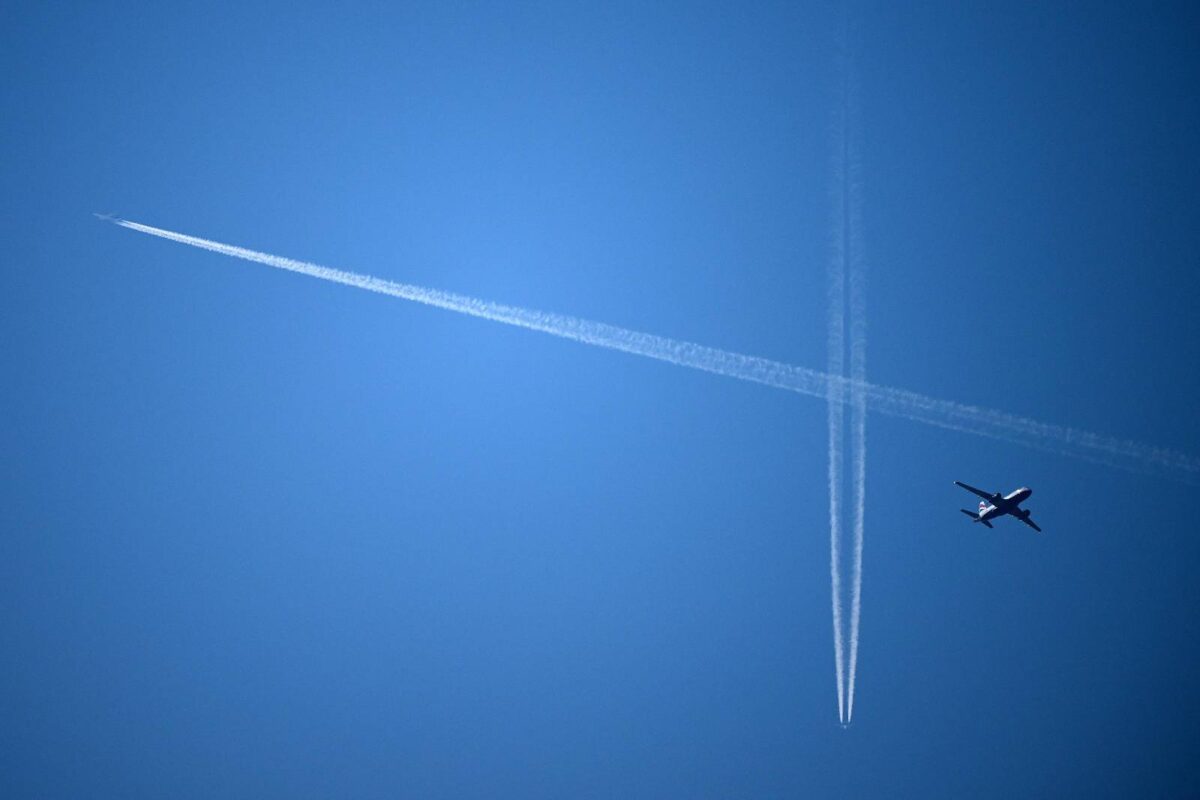 Un avió de passatgers de British Airways (dreta) vola sota altres avions i les esteles de condensació creades per aquests al cel de Londres el 15 de setembre de 2023.