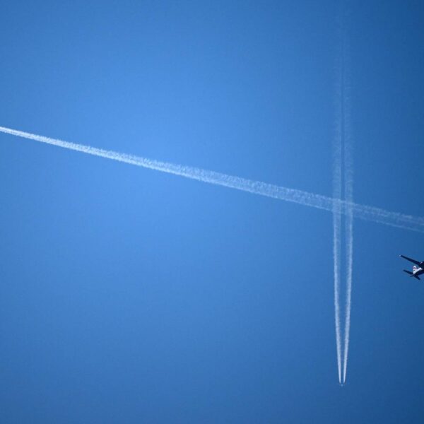 Un avió de passatgers de British Airways (dreta) vola sota altres avions i les esteles de condensació creades per aquests al cel de Londres el 15 de setembre de 2023.