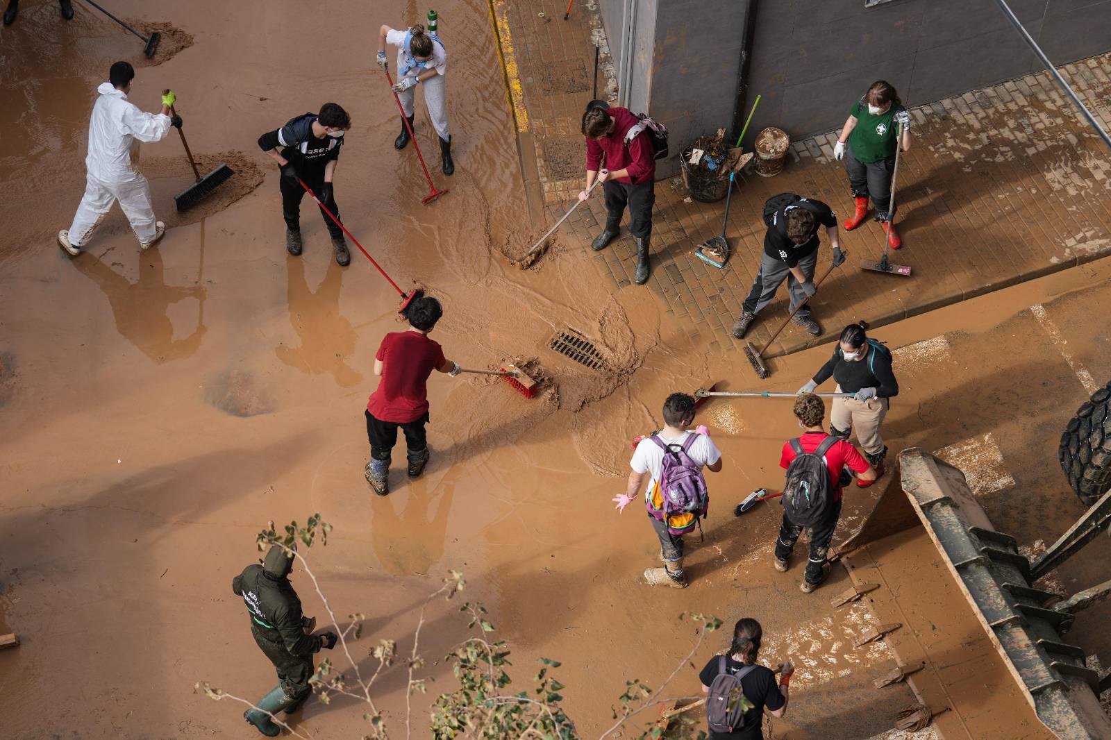 Voluntaris treballant per netejar el fang dels carrers d'Aldaia, un dels municipis afectats per la DANA. Cesar Manso / AFP