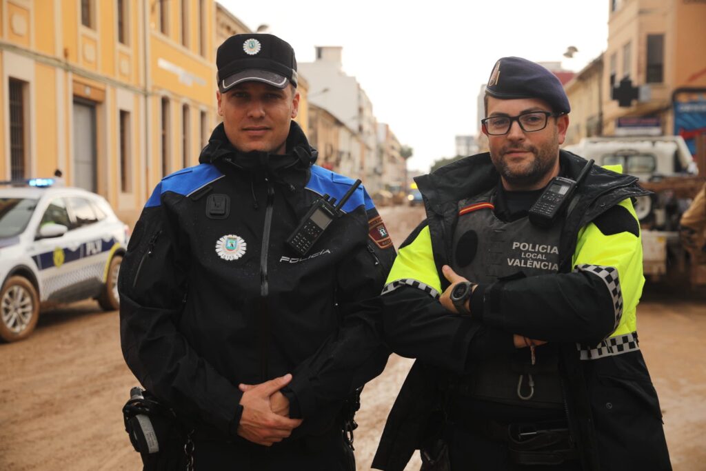 Imatge distribuïda per la Policia Local de València amb un agent de la Policia Municipal de Madrid a La Torre