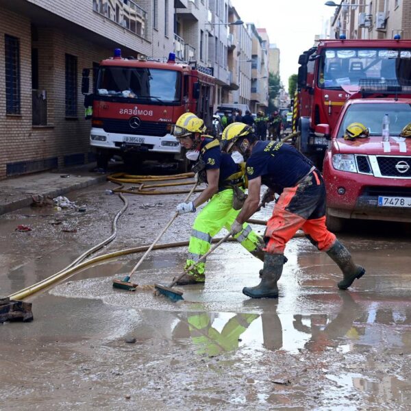 Membres del cos de Bombers de València treballant en tasques de neteja a Sedaví, un dels municipis més afectats per la DANA. JOSE JORDAN / AFP