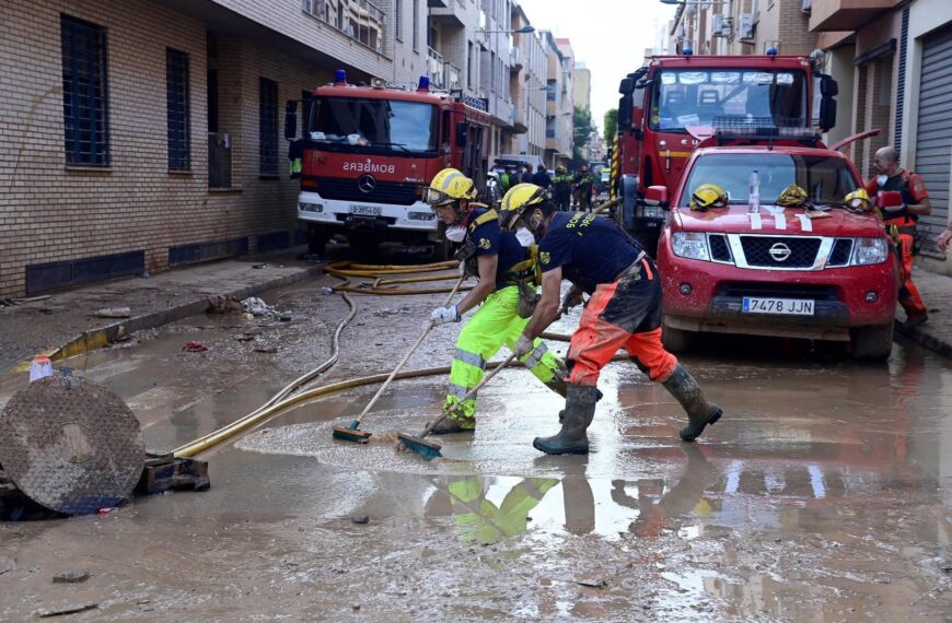 Membres del cos de Bombers de València treballant en tasques de neteja a Sedaví, un dels municipis més afectats per la DANA. JOSE JORDAN / AFP