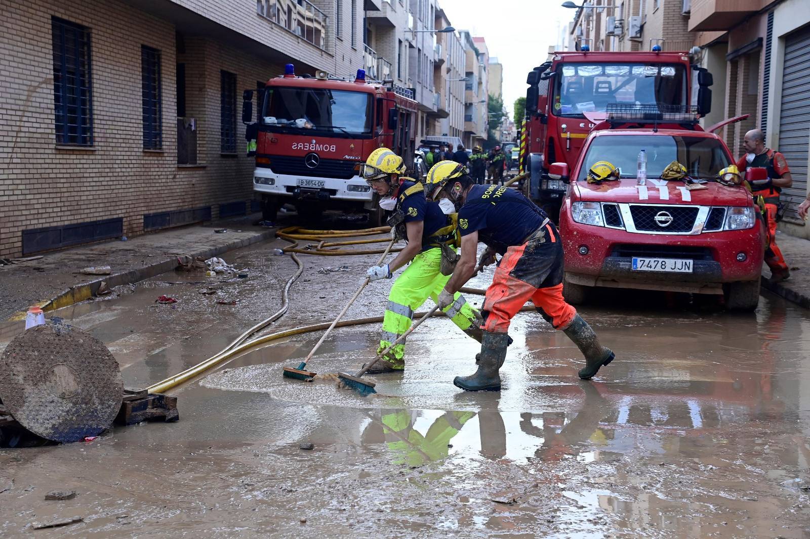 Membres del cos de Bombers de València treballant en tasques de neteja a Sedaví, un dels municipis més afectats per la DANA. JOSE JORDAN / AFP