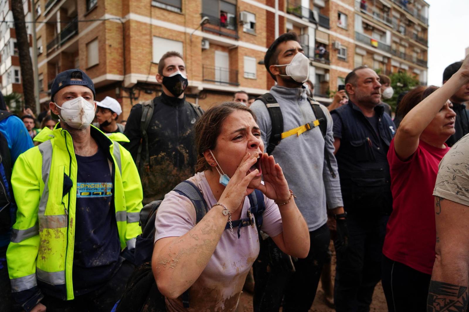 Residents de Paiporta cridant a Felip VI durant la seva visita oficial al municipi arran de les riuades de la DANA. MANAURE QUINTERO / AFP