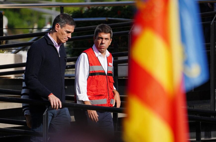 El president del govern espanyol, Pedro Sánchez, i el president de la Comunitat Valenciana, Carlos Mazón, es dirigeixen a la trobada per coordinar la crisi de la DANA a València. Manaure Quintero / AFP