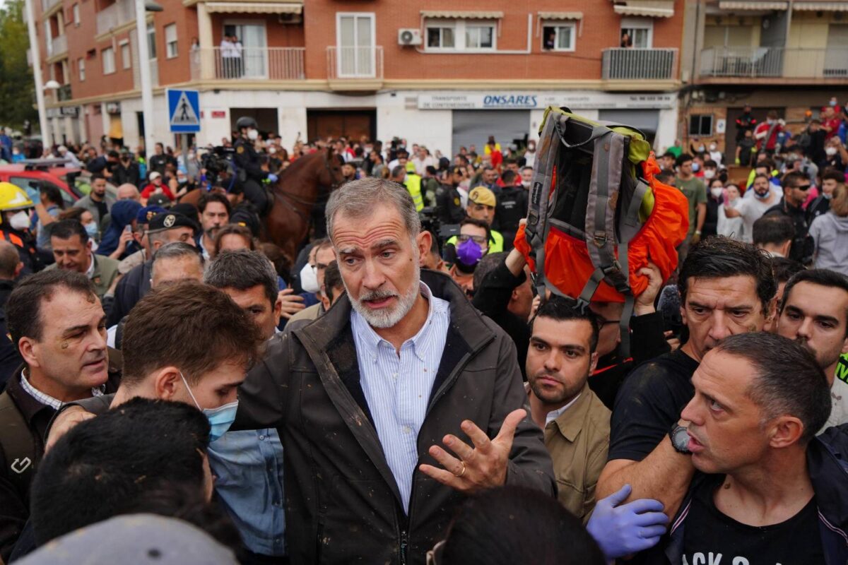 Felip VI visita Paiporta, un dels municipis més afectats per les riuades de la DANA, enmig de