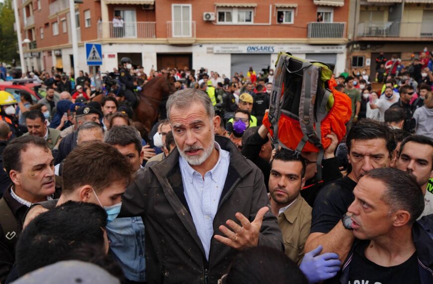 Felip VI visita Paiporta, un dels municipis més afectats per les riuades de la DANA, enmig de protestes per part dels veïns i veïnes. MANAURE QUINTERO / AFP