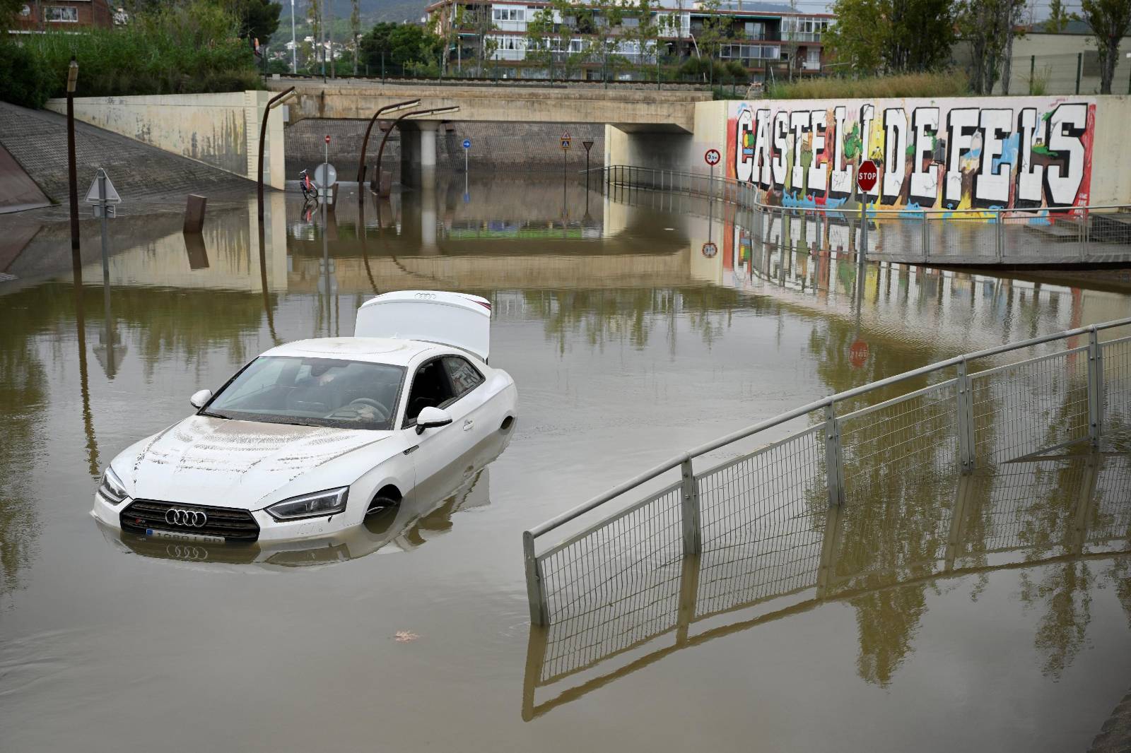 Un cotxe atrapat en un indret de Castelldefels a causa de les inundacions de la DANA. Josep LAGO / AFP