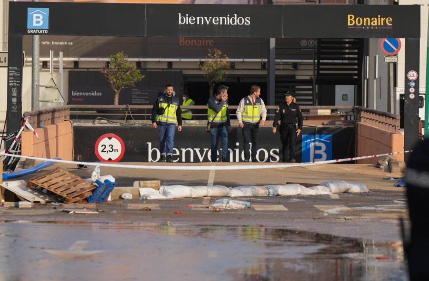 Agents de la policia abandonen el pàrquing de Bonaire després de dur-hi a terme tres batudes. 