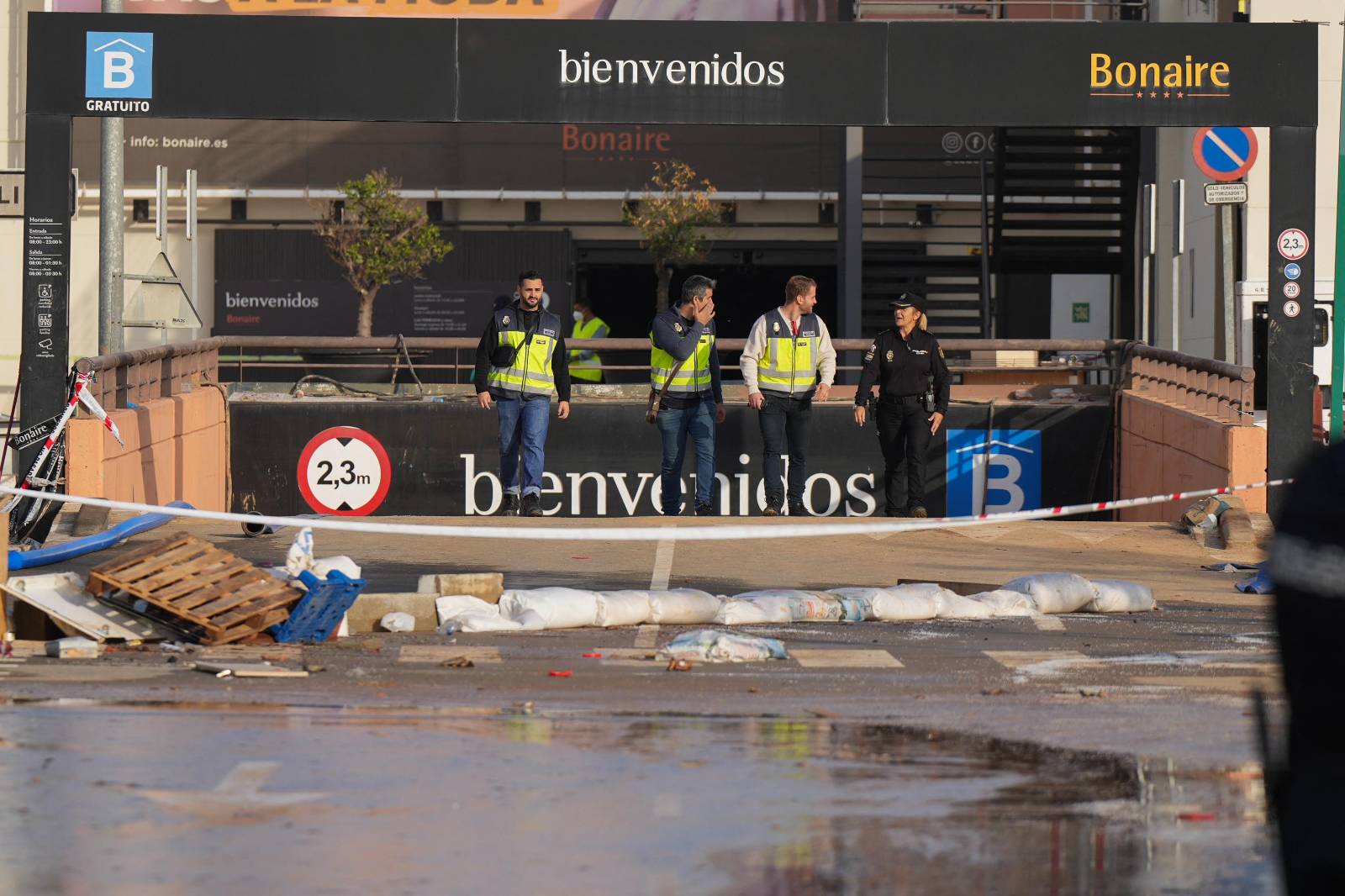 Agents de la policia abandonen el pàrquing de Bonaire després de dur-hi a terme tres batudes. Cesar Manso / AFP