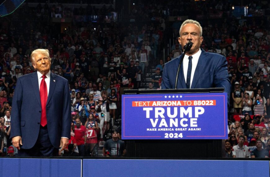 Robert F. Kennedy Jr. en un meeting de la campanya electoral del 2024 acompanyat de Donald Trump.