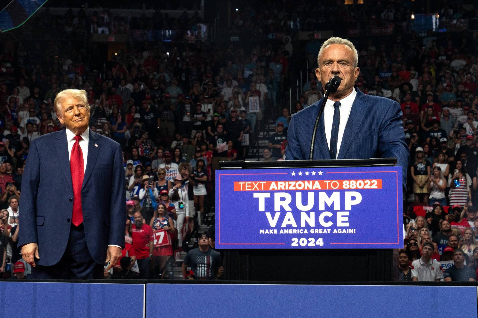 Robert F. Kennedy Jr. en un meeting de la campanya electoral del 2024 acompanyat de Donald Trump.