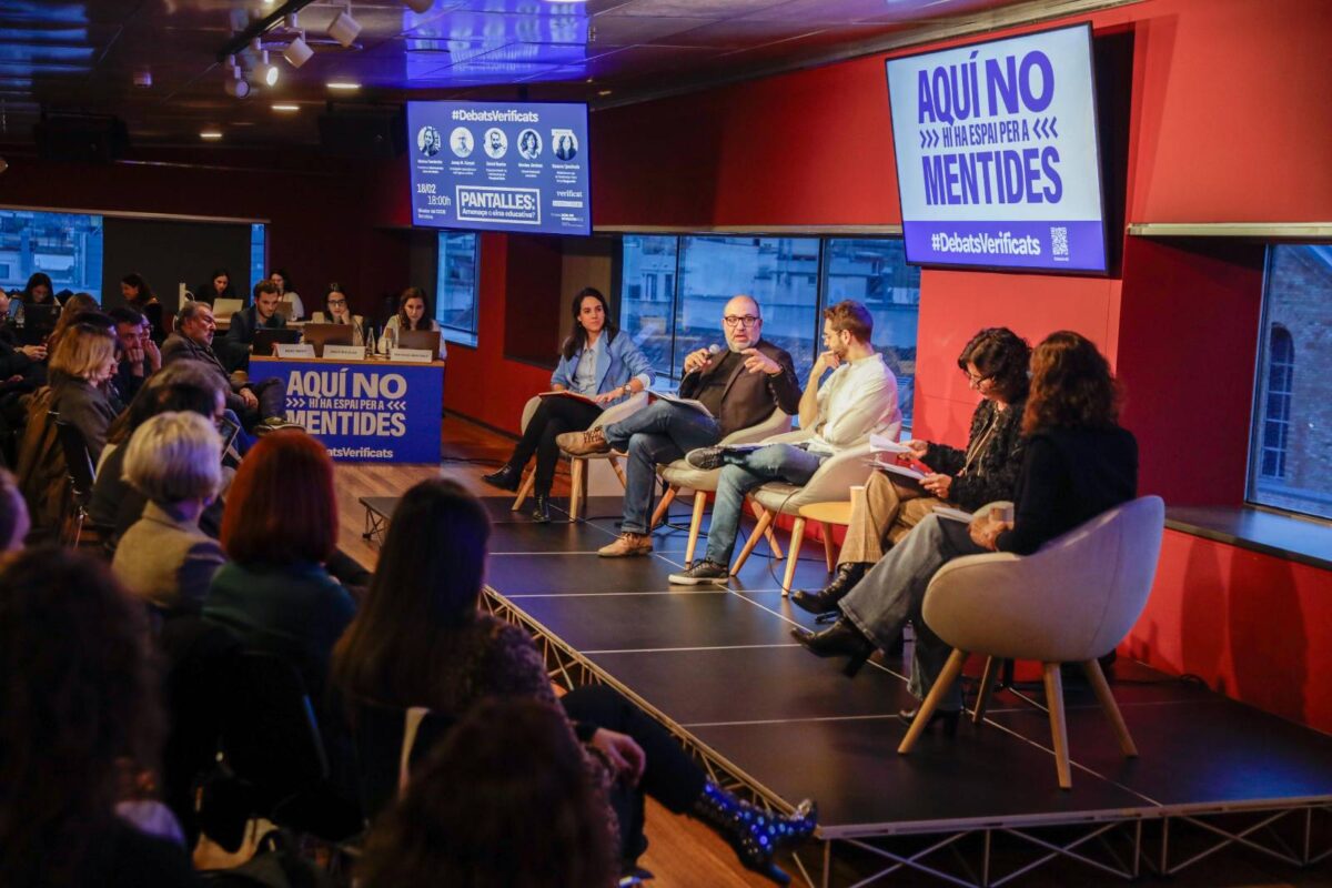 De izquierda a derecha, Marina Fernández, Josep M. Ganyet, Daniel Ilzarbe, Montse Jiménez y Susana Quadrado. Al fondo, la mesa de verificación encabezada por Ares Biescas, junto a Marc Masip y Mariona Martínez (Mané Espinosa / La Vanguardia)