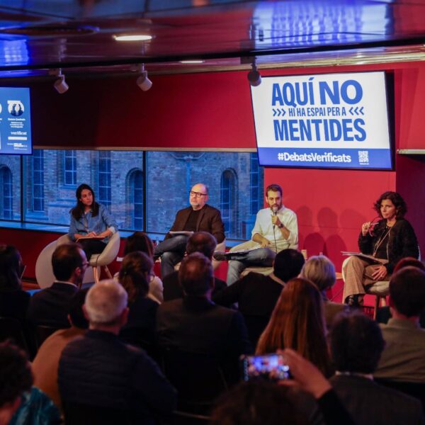 D'esquerra a dreta, Marina Fernández, Josep M. Ganyet, Daniel Ilzarbe, Montse Jiménez i Susana Quadrado. Al fons, la taula de verificació encapçalada per Ares Biescas, acompanyada de Marc Masip i Mariona Martínez (Mané Espinosa / La Vanguardia).