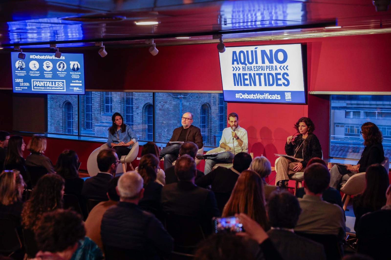 D'esquerra a dreta, Marina Fernández, Josep M. Ganyet, Daniel Ilzarbe, Montse Jiménez i Susana Quadrado. Al fons, la taula de verificació encapçalada per Ares Biescas, acompanyada de Marc Masip i Mariona Martínez (Mané Espinosa / La Vanguardia).