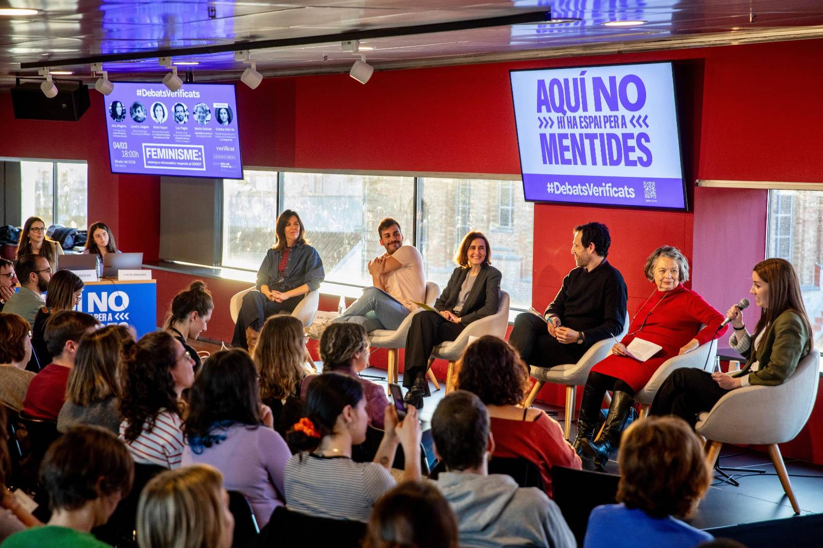 D'esquerra a dreta: Alba Alfageme, Lionel S. Delgado, Núria Flaquer, Lluc Pagès, Marina Subirats i Cristina Oriol (moderadora). A l'esquerra, la taula de verificació encapçalada per Ares Biescas. LV / Alex