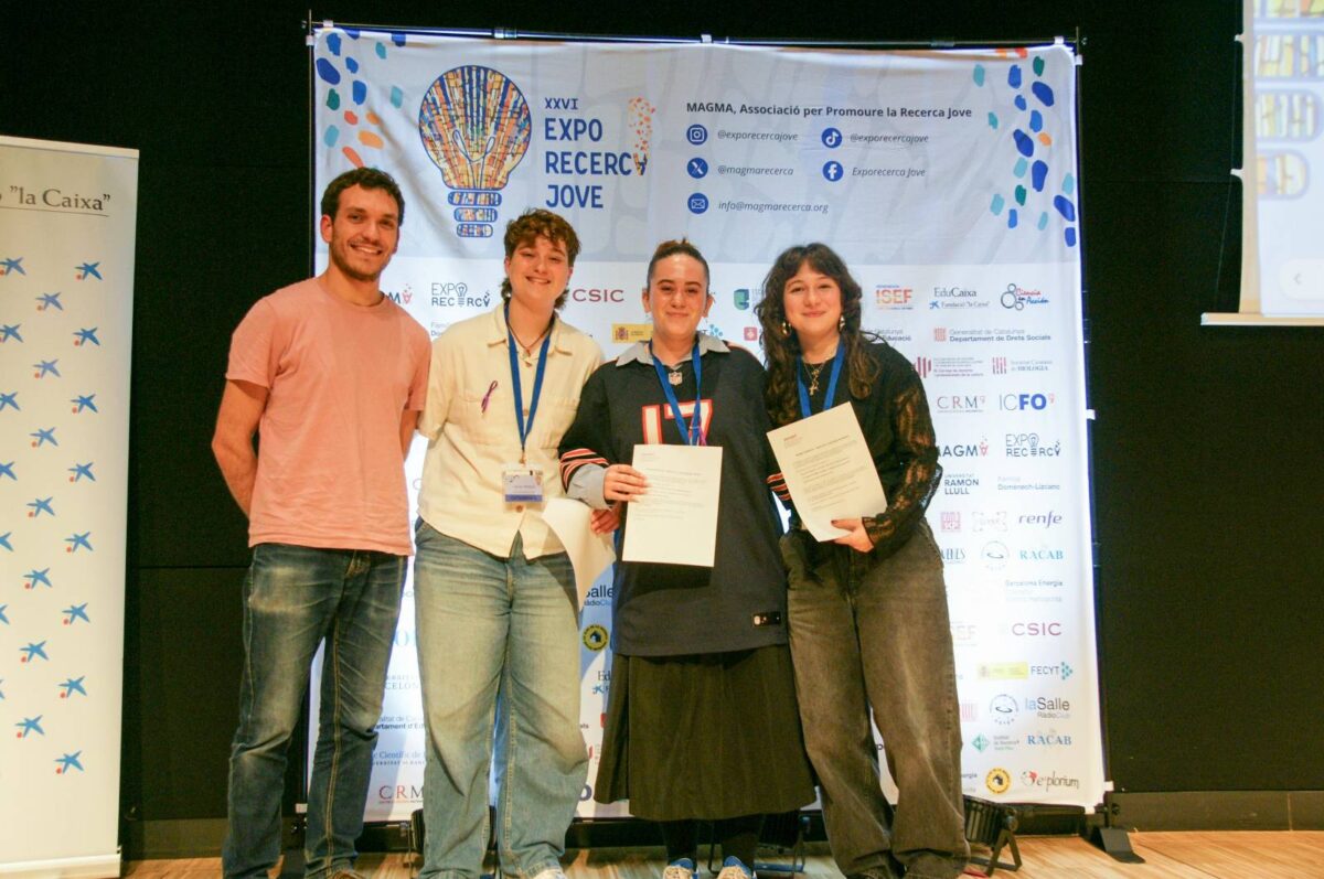 Marc Masip, editor en cap de Verificat, entrega el diploma a les guanyadores del Premi Verificat - Teen Fact-Checking Network 2025