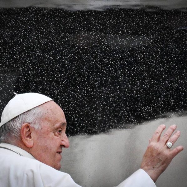 El papa Francesc saludant.